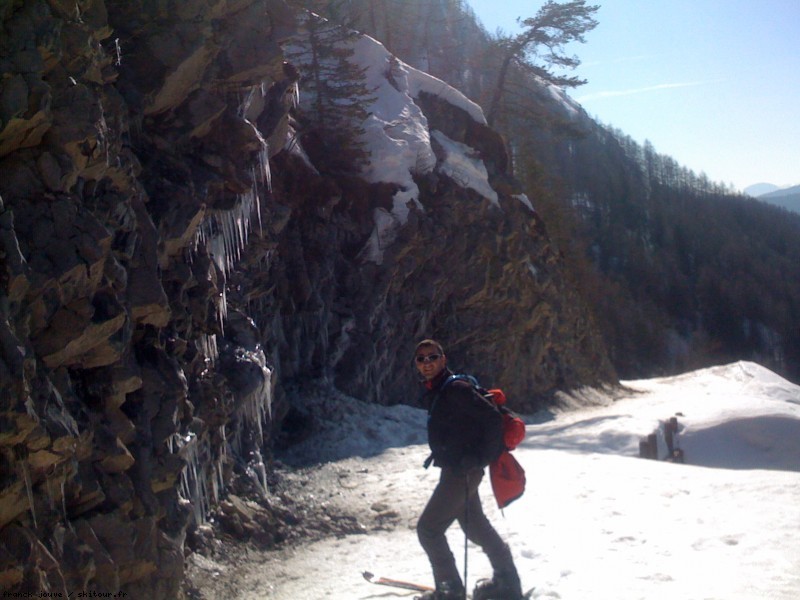 Retour : Retour par le chemin d'été, les stalactites résistent et le chemin est bien enneigé