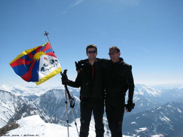 The summiters : The Summiters sur fond de faces nords de la haute bléone