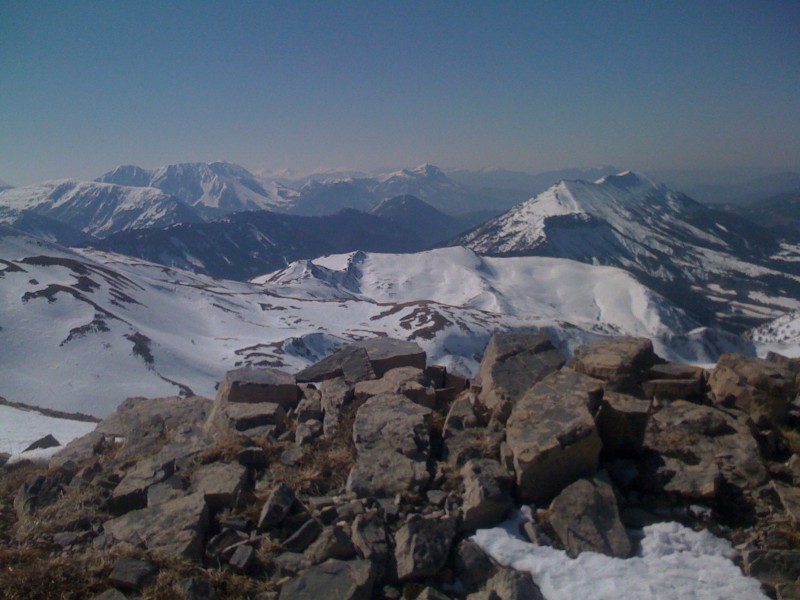 Vue Panoramique : Vue sur les montagnes dignoises: Cheval Blanc, Carton, Cucuyon, Pic de Couars, Cousson, Chiran,...