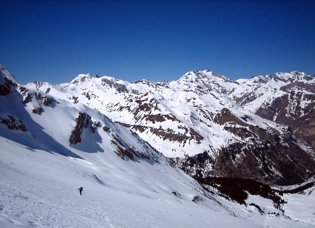 #2 Sous les Astazous : Montée grand angle avec vue sur le Vignemale au fond Sous les Astazous : Montée grand angle avec vue sur le Vignemale au fond