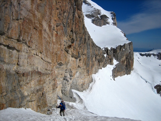 #17 Bientôt à la brèche : Nous avons traversé le long des falaises après être passés par un petit col qu Bientôt à la brèche : Nous avons traversé le long des falaises après être passés par un petit col qu'on devine au fond
