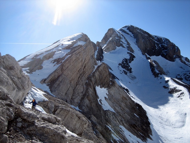 #12 Descente col du Cylindre : devant le mont Perdu et la rampe de la voie normale. Descente col du Cylindre : devant le mont Perdu et la rampe de la voie normale.