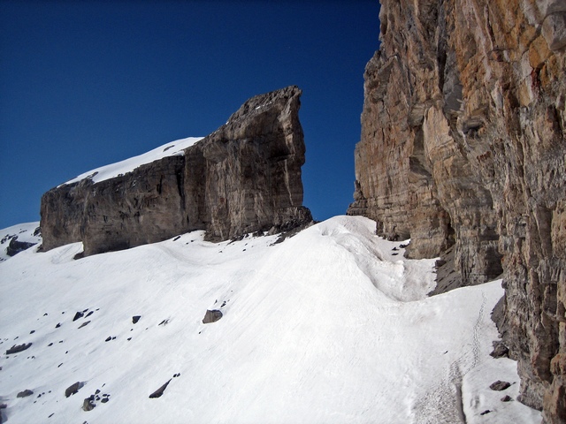 #16 En vue de la brèche de Roland : Après une longue traversée assez plate, on arrive en vue de la brèche de Roland, majestueuse ! En vue de la brèche de Roland : Après une longue traversée assez plate, on arrive en vue de la brèche de Roland, majestueuse !