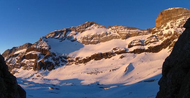 #7 Mont Perdu : Levé de soleil sur le mont Perdu Mont Perdu : Levé de soleil sur le mont Perdu