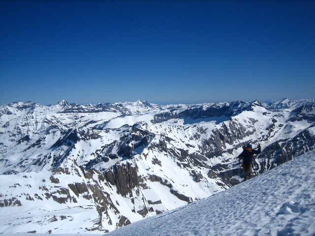 #14 Arrivée sommet du mont Perdu : dans une tempête de ciel bleu ! Arrivée sommet du mont Perdu : dans une tempête de ciel bleu !