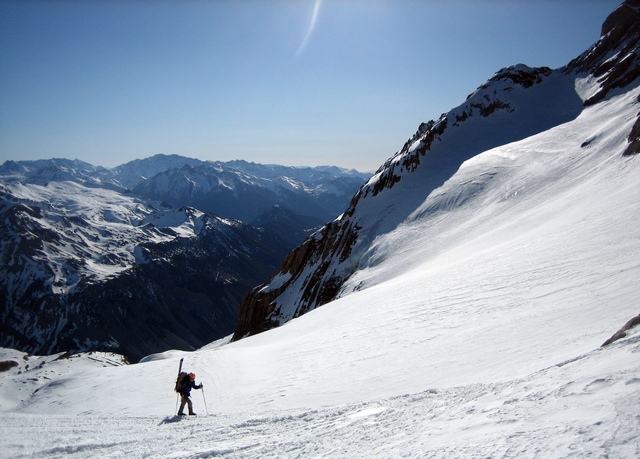 #10 Plateau du mont Perdu : On voit bien le couloir/goulotte d Plateau du mont Perdu : On voit bien le couloir/goulotte d'attaque de la face nord classique