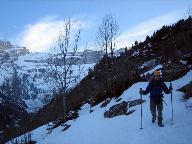#20 Descente sur Gavarnie : sur le sentier d Descente sur Gavarnie : sur le sentier d'été, Jérôme retrouve le sourire en pensant à la tartouillette (= tartiflette avec du fromage pyrénéen) qu'on va s'envoyer au resto !