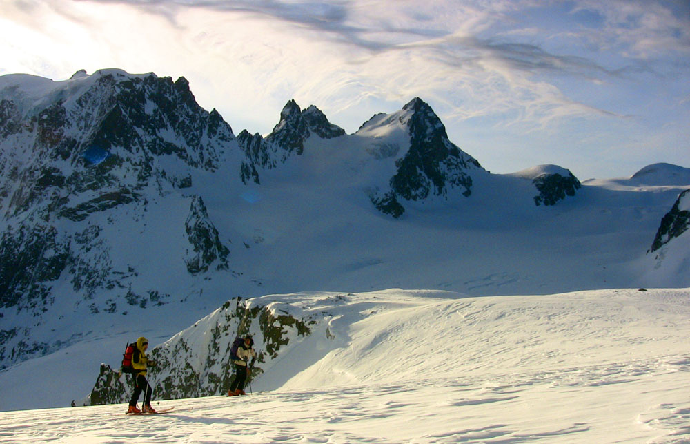Montée au Col de l'Evèque : our 5 - Premier col à rejoindre, Col de l'Evèque (3382m) à droite sur la photo par le glacier du Mt Collon