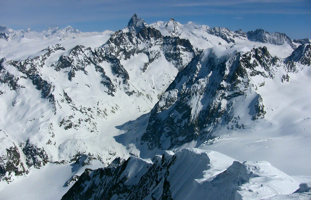'Valais' des Merveilles : Jour 4 - de gauche à droite: Les 4000 de Saas Fee, le Cervin, la Dent d'Herens, avec le Mt Rose en A/R plan. Il y a plus de 20 sommets à plus de 4000m autour de Zermatt.