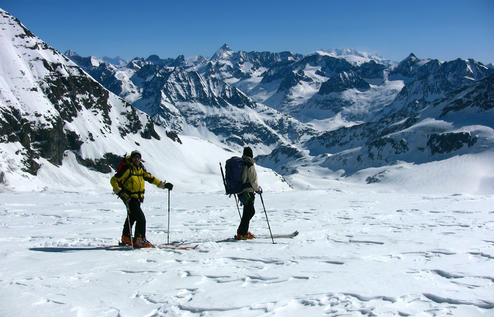 Col du Sonadon - 3526m : Jour 3 - Le Glacier du Mt Durand est à nos pied ave pour toile de fond le Cervin et le Mt Rose.