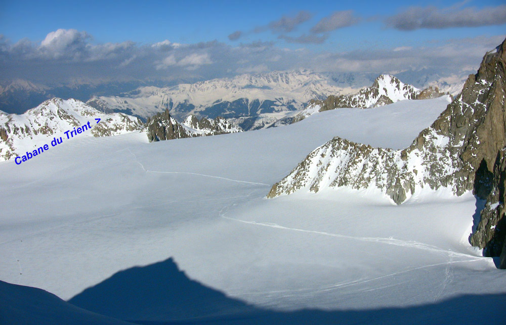 Glacier et Cabanne du Trient : Dernier objectif du jour,  la cabane du Trient au bout de l'immense plateau glaciaire du Trient