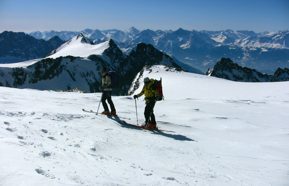 Plateau du Couloir - 3700m : Jour 3 - en route vers le col du Sonadon (second col) après une courte descente sur le glacier du Sonadon.
