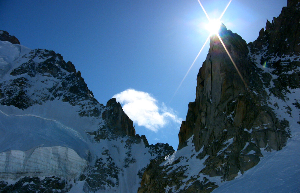 Environnement féérique : Soleil sur une pilier de l'Aiguille du Chardonnet.  à gauche l'Aiguille d'Argentière.