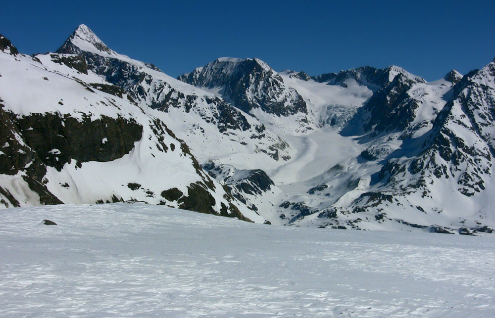 Descente: Glacier du Mt Durand : Jour 3 - Vue sur le début du parcours de la troisième étape du lendemain. Glacier et barre de séracs du Brenay, Tête de la Serpentine au centre et le Pigne d'Arolla sur sa droite