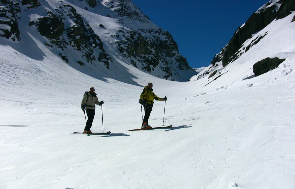 Gorge du Glacier du Mt Durand : Jour 3 - Le Bas de la Gorge est super bien rempli et nous permet une descente intégrale du glacier depuis le Col du Sonadon sur 1500m de deniv avec poudre en prime !