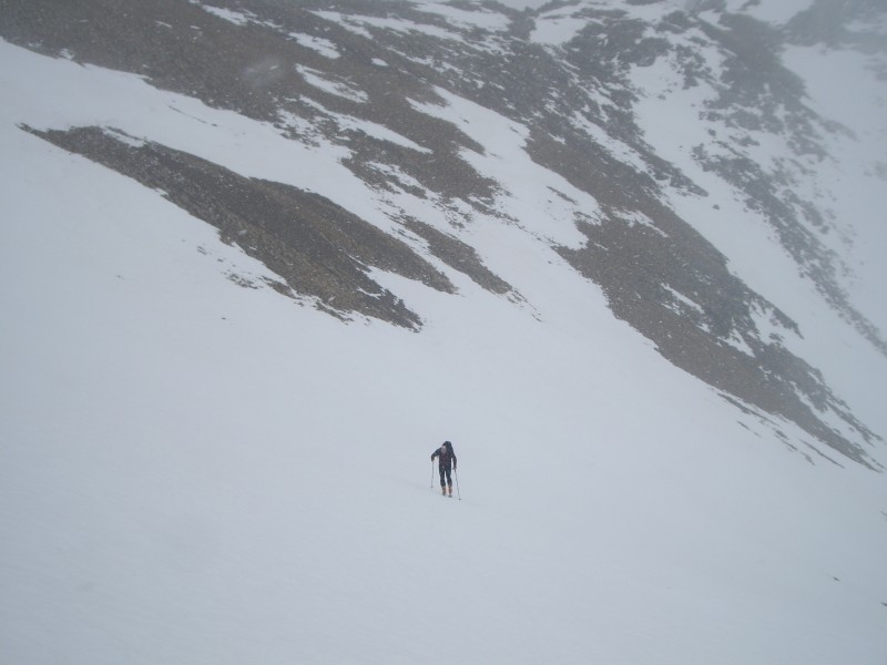Tossa del cap de siscaro : Marc rejoint l'arête , la visibilité se gâte