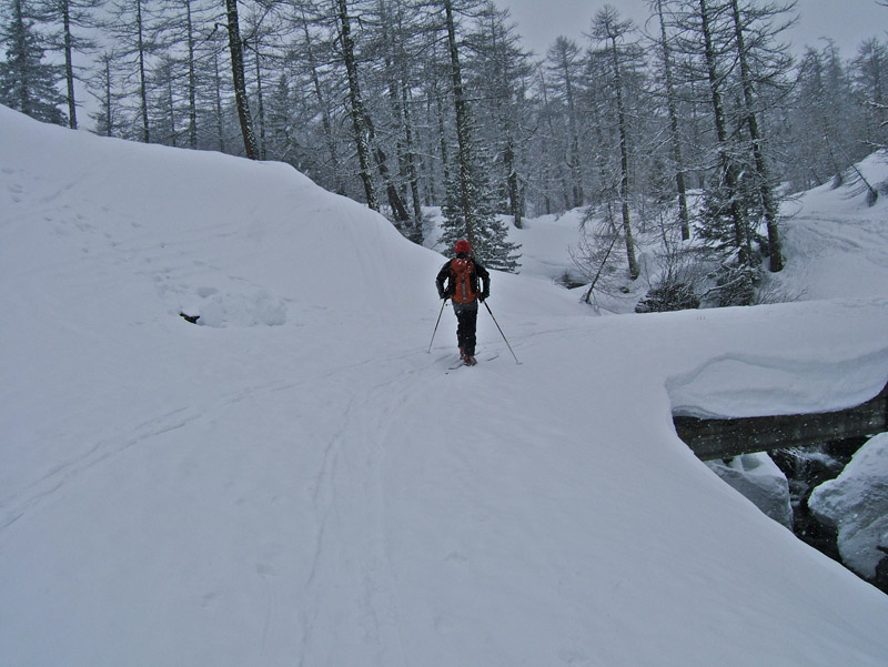 Escuzier : Le pont avant le replat de Sestrière et à gauche "tache noire dans la neige" de mon ami franc le Préau abritant les panneaux du Parc Mercantour recouvert au moins par 50cm de neige.