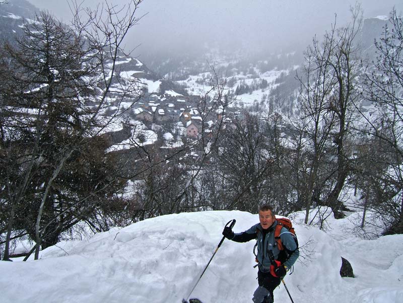 Escuzier : Départ avec de petites chutes de neige agréable.