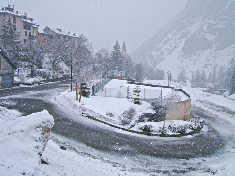 Escuzier : La neige commence a accrocher sur le bitume.