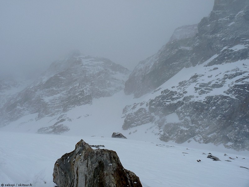 Couloir de Pie Berarde : C'est par la on dirait...
(tiens je viens de voir l'option 'activer le copyright'!! j'essaie, trop fort skitour!!)