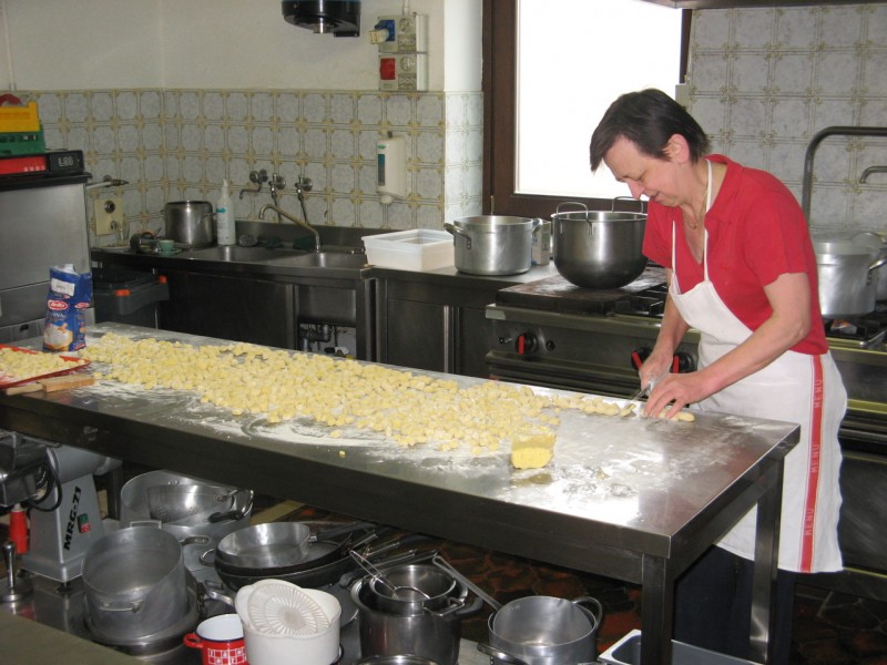 Cuisine italienne : Préparation des gnochis à l'auberge Pagari