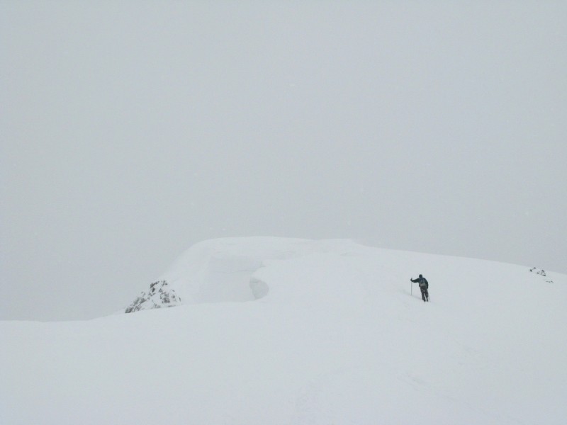 daniel arrive au sommet : Encore beaucoup de neige... pas soufflée!
