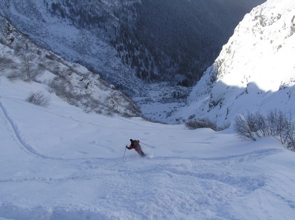 Le père dans le Pertuis : Très bonne neige en rive gauche, le père en action.