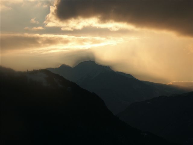 Rocheboc : Curieux jeux entre les nuages et le soleil couchant.
