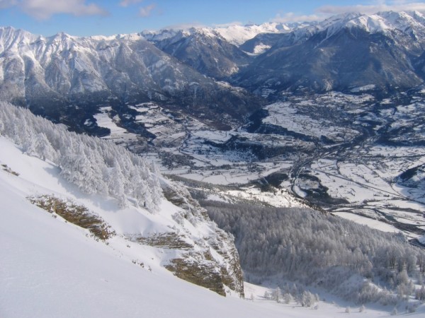 Couloir de Manouel : Vue plongeante sur le couloir de Manouel. Au deuxième plan, le fort de Mont Dauphin et la ville de Guillestre.