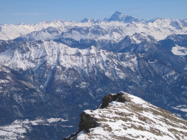 Viso : Le mont Viso et la Crête de l'homme, sur laquelle on devine un personnage : un anglais de 71 ans qui nous a suivi tout au long de la traversée.