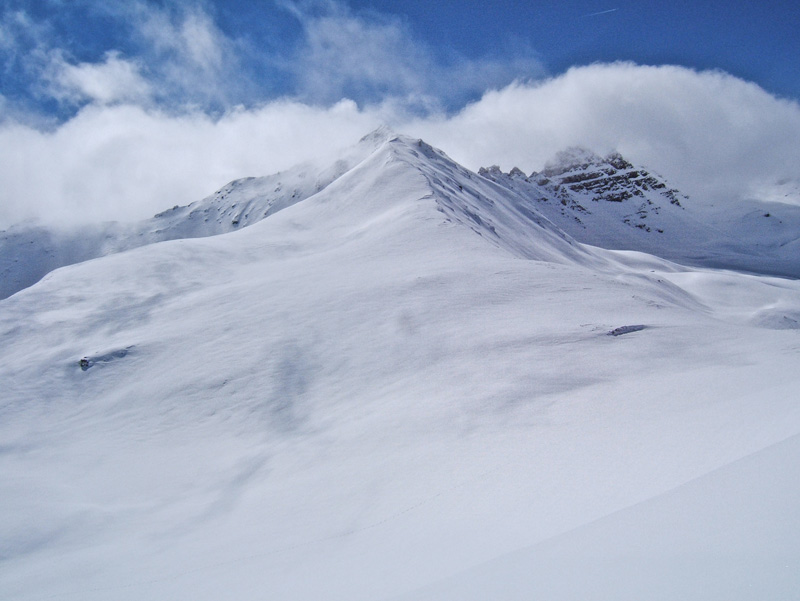 Tête Ronde de l'Escuzier : Col de l'Escuzier dominé par la Tête de Cristel.