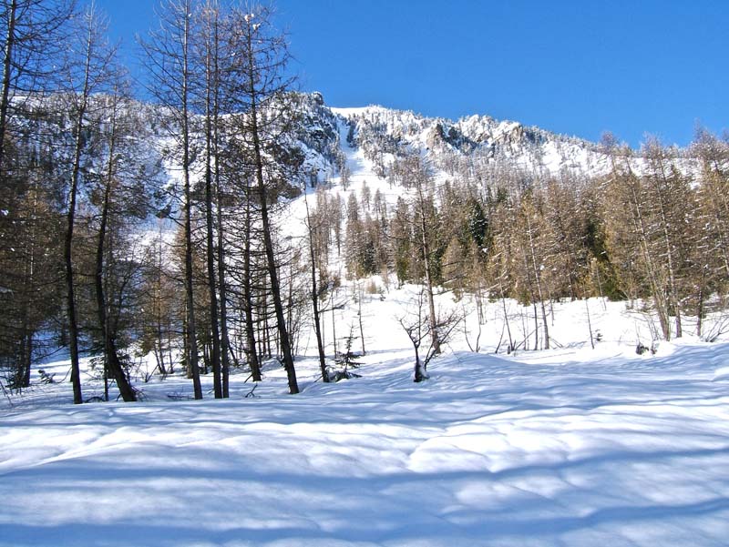 Tête Ronde de l'Escuzier : A l'endroit de l'Avalanche habitelle qui coupe la route on voit bien les caneaux qu'ont laissé la pluie.