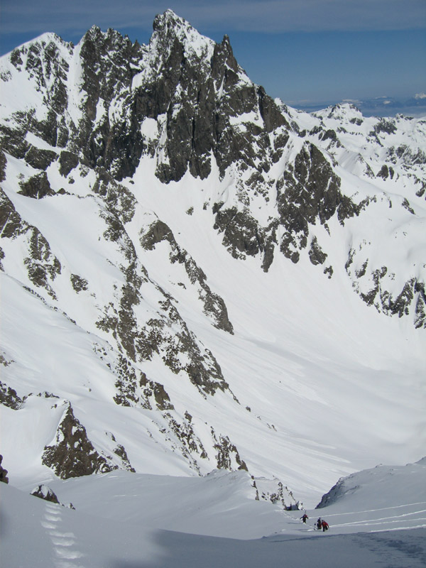 Au sommet : Trois skieurs arrivent dans la pente finale