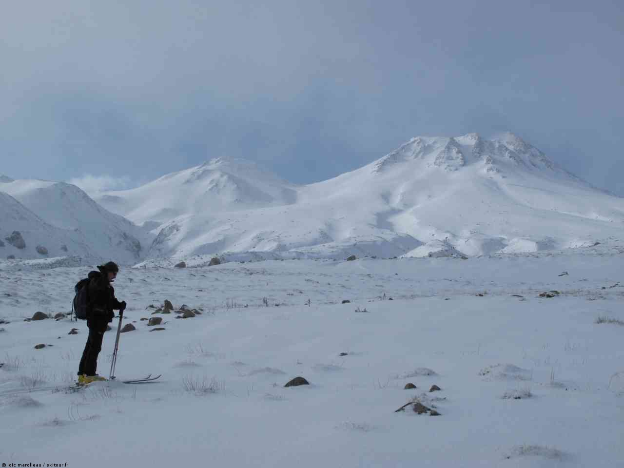 Mont Hasan : Sergio devant le mont Hasan