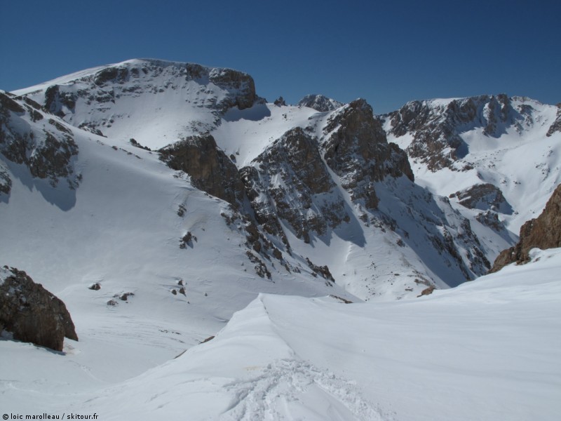 Sommet d'en face : L'Uçuk T. 3274m sur la carte avec de beaux couloirs