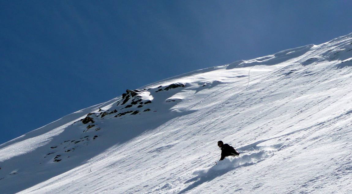 Seb dans ses oeuvres : de la neige jusqu'à la taille !