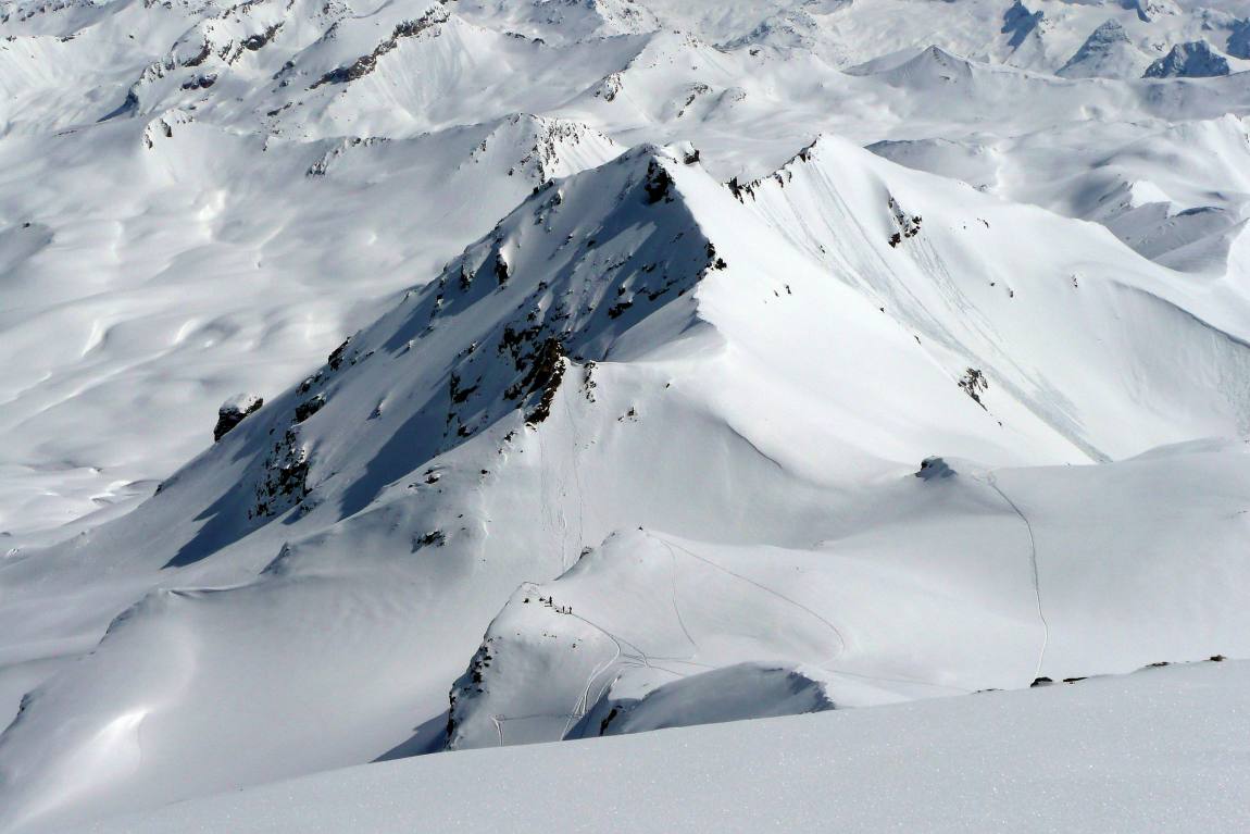 vu depuis l'épaule : le col et les Rochers des Barmes de l'Ours, il est 12h45