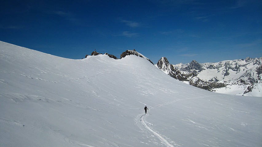 Les Rouies : Plateau sommital, plus que 100m jusqu'au sommet.