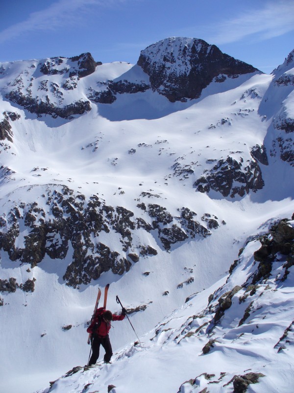 Arrivée au  Berche Noire : Isabelle sur fond de lac du Vallon , Rochail et Pointe de Malhaubert