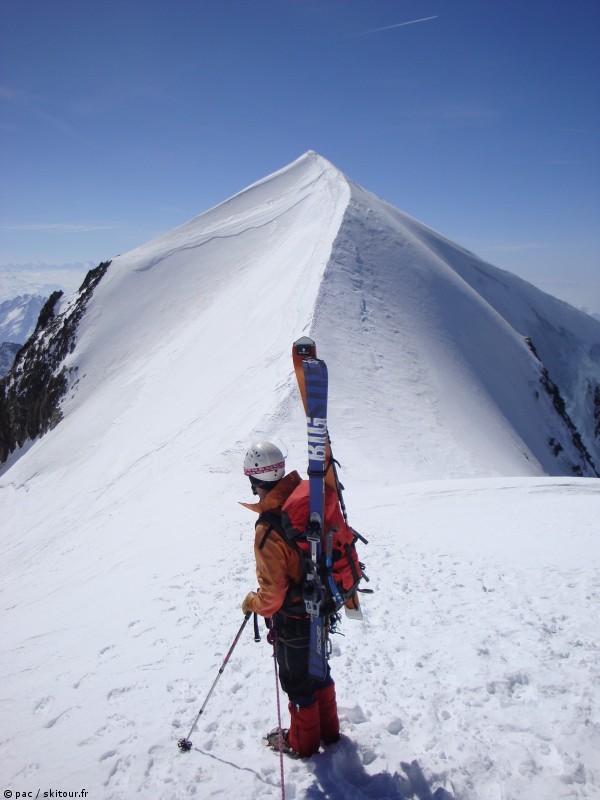 a l'ataque du deuxième dome : le cliché parfait, mais sous 80km de vent, ca décoiffe!!
