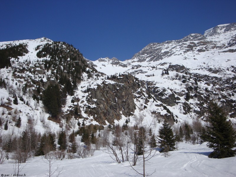 encore plus bas : là encore, il faut bien choisir son itinéraire, à gauche dans les arbres.