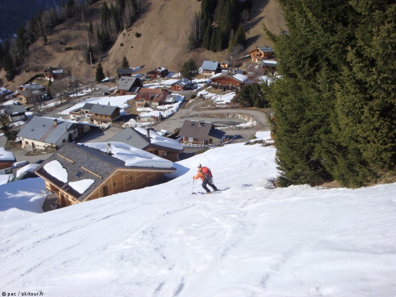 fin des domes : skis aux pieds: la voiture nous attend