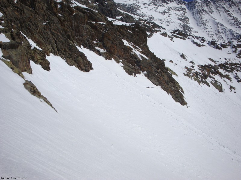refuge de plan glacier : le panneau solaire et la "rimaye" ne trompent pas!!