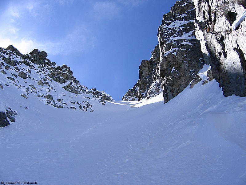 #12 Le couloir en banane : Le couloir en banane de la pointe du Villonnet.
Bien rempli et large. Le couloir en banane : Le couloir en banane de la pointe du Villonnet.
Bien rempli et large.