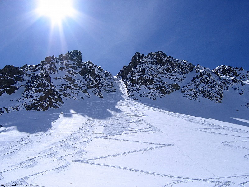 #20 Couloir en banane : Le premier couloir de la journée : traces de montée et de descente. Pfff, un vrai plaisir Couloir en banane : Le premier couloir de la journée : traces de montée et de descente. Pfff, un vrai plaisir