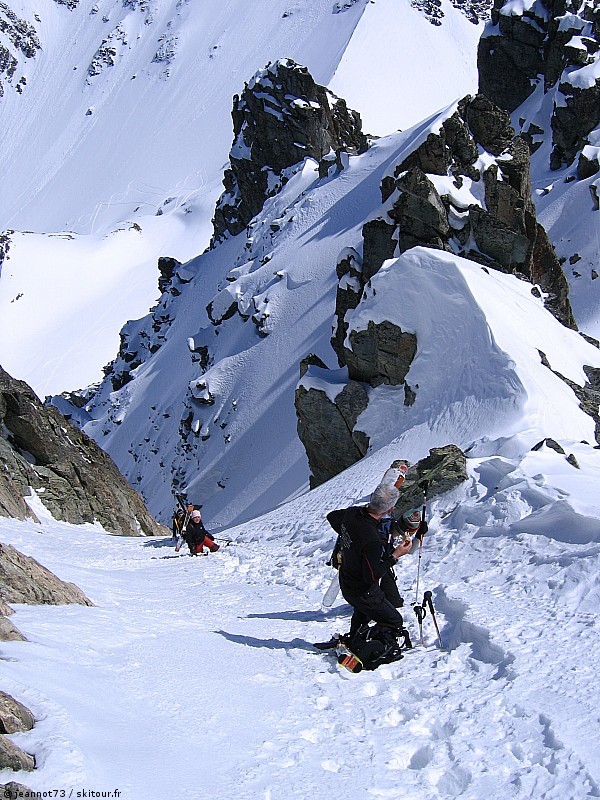 #16 Au sommet du couloir : Un peu de pente tout de même. Certains feront le début à pieds... Au sommet du couloir : Un peu de pente tout de même. Certains feront le début à pieds...