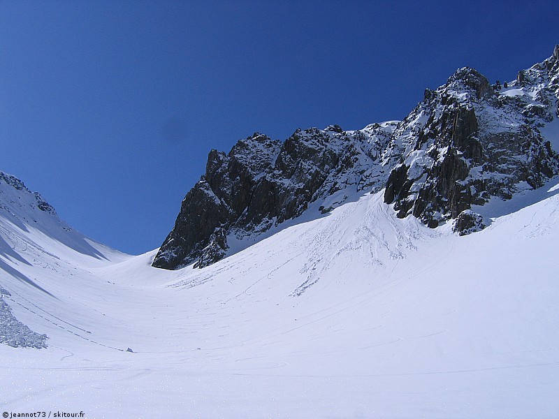 #4 Col du Villonnet : Sous le rocher des Pâtres, le col du Villonnet en vue Col du Villonnet : Sous le rocher des Pâtres, le col du Villonnet en vue