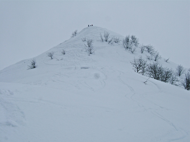 Costa Garbella : Enfin de compte pas mal de monde dans le secteur malgré la météo et une bonne neige SOUPE. Des gens qui descendaient et d'autres qui montaient derrière nous, nous avons bien été une bonne dizaine voire plus ce jours là.