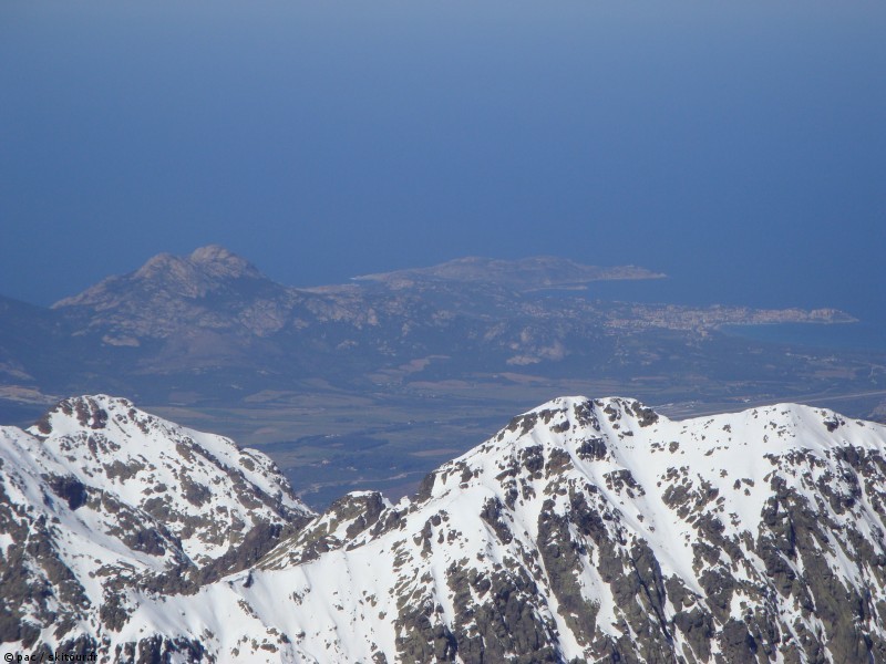 vue du cinto : magnique: calvi (on voit aussi les alpes du continent, mais ca rend rien sur les photos)