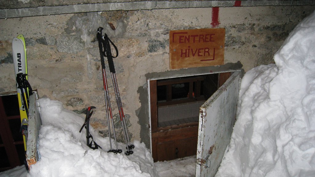 Refuge Temple-Ecrins : la trappe à souris pour acceder au refuge d'hiver